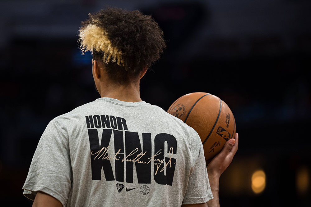 Basquetbolista con playera conmemorativa MLKJ Novibet