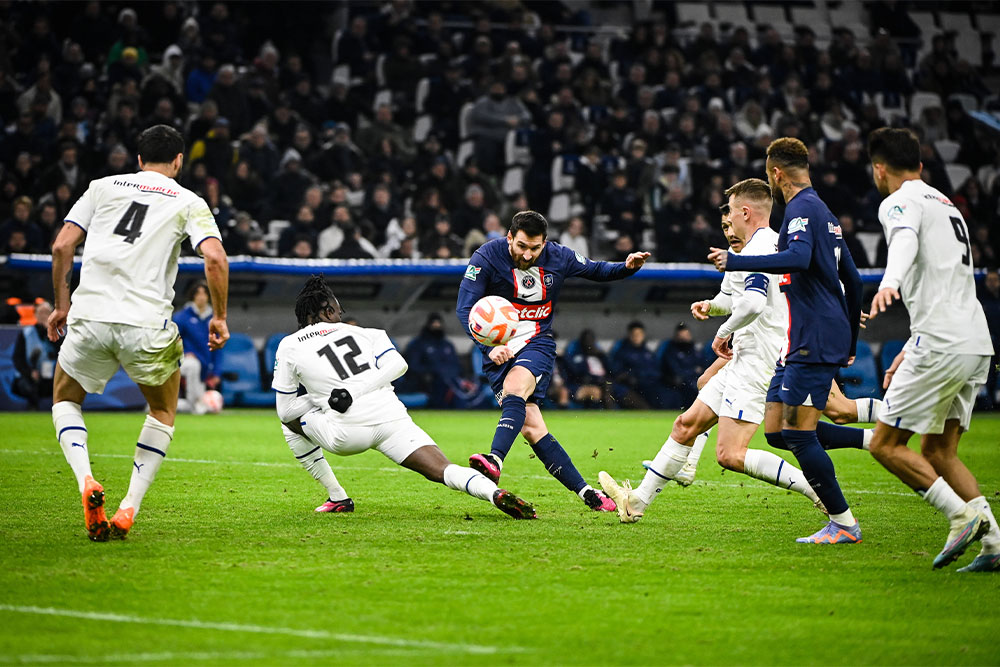 Tiro de Lionel Messi PSG Novibet