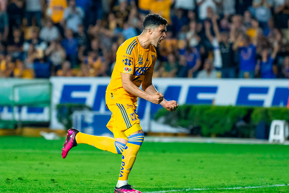 jugador de los tigres festejando novibet