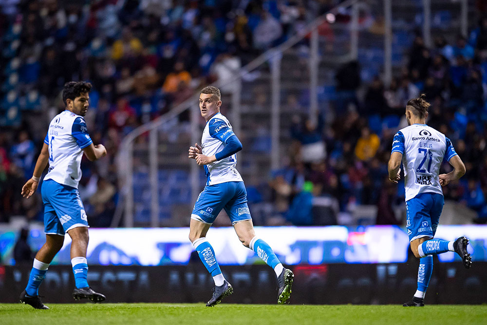 jugadores de puebla en la cancha novibet