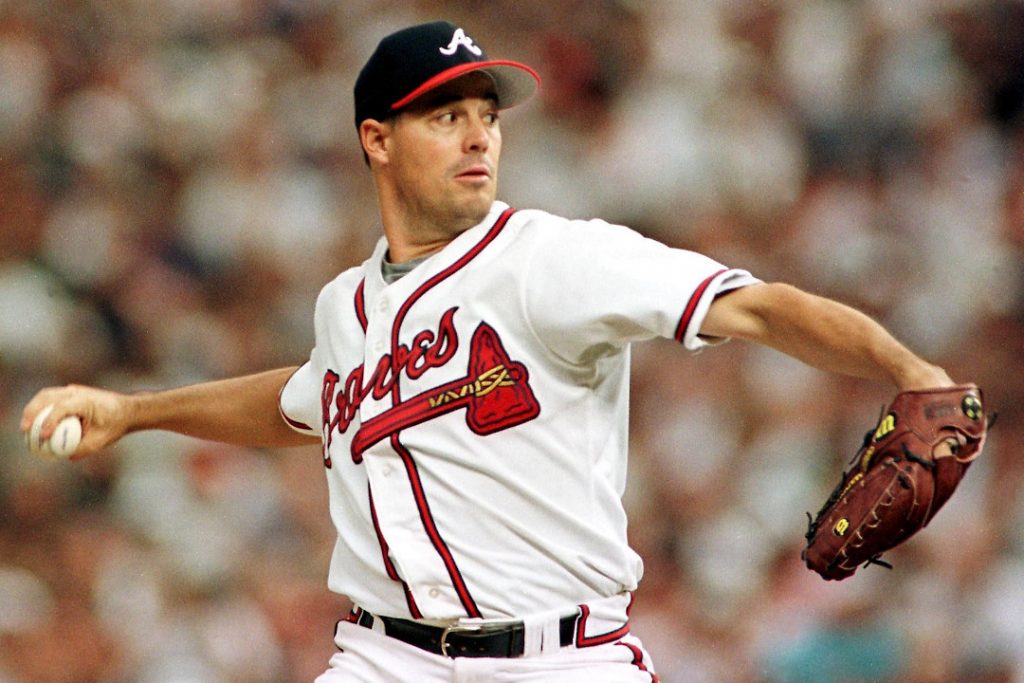 Greg Maddux haciendo un lanzamiento para Atlanta Braves