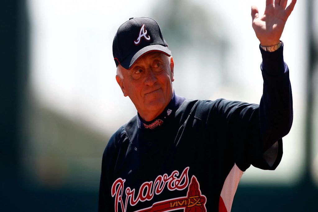 Phil Niekro con la camiseta de Phil Niekro después de su retiro