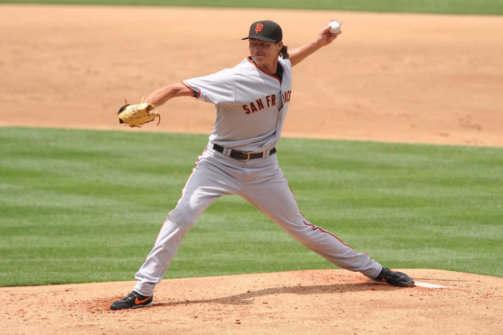 Randy Johnson haciendo un lanzamiento para San Francisco Giants