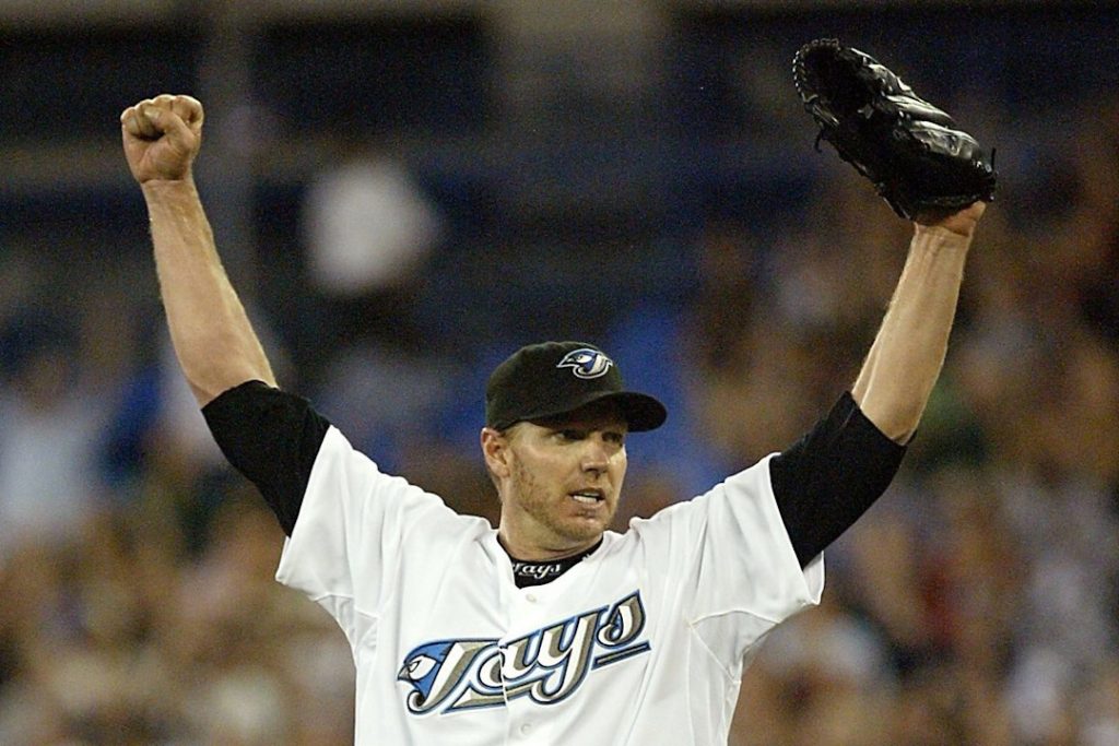 Roy Halladay celebra con la camiseta de los Blue Jays