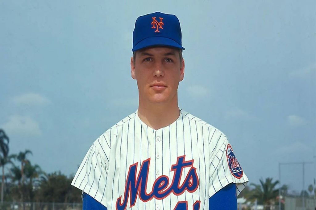 Tom Seaver posa con el uniforme de los Nueva York Mets