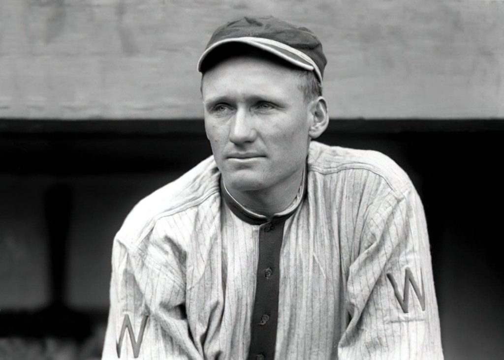 Walter Johnson mira a lo lejos desde el dugout