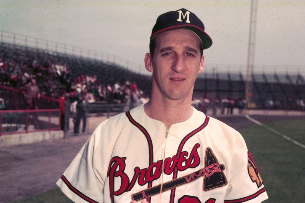 Warren Spahn se para frente a la multitud en un juego de los Braves