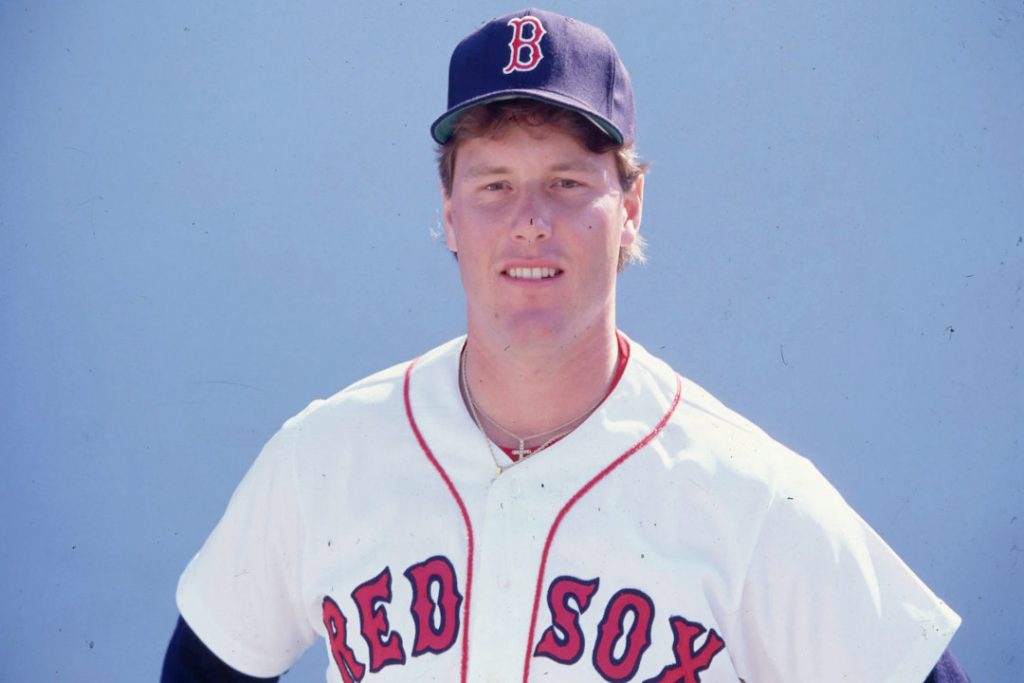 Roger Clemens posando con la camiseta de Boston Red Sox