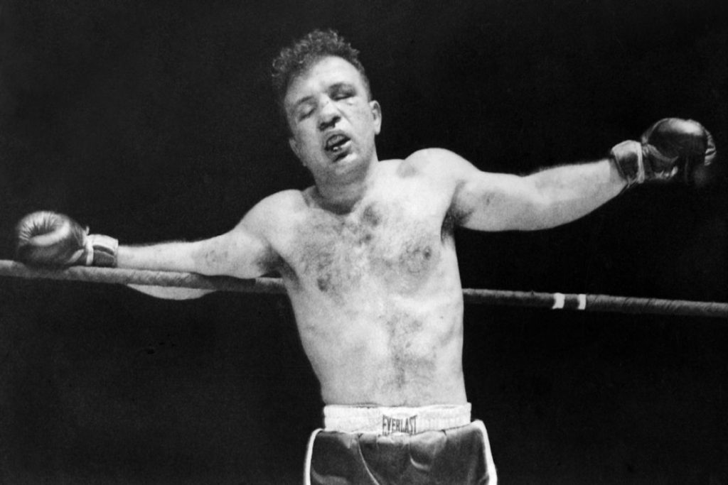 Jake LaMotta sobre las cuerdas en una pelea contra Sugar Ray Robinson