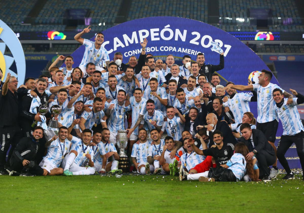 Foto de la selección de Argentina celebrando su campeonato de la edición Copa América 2021