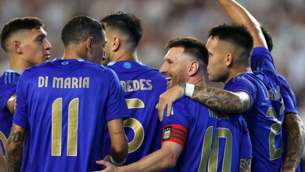 Lionel Messi celebrando con sus compañeros de Argentina