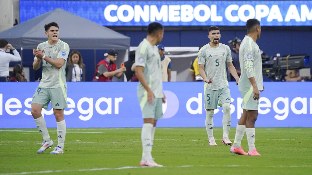 Jugadores mexicanos alentandose tras un gol