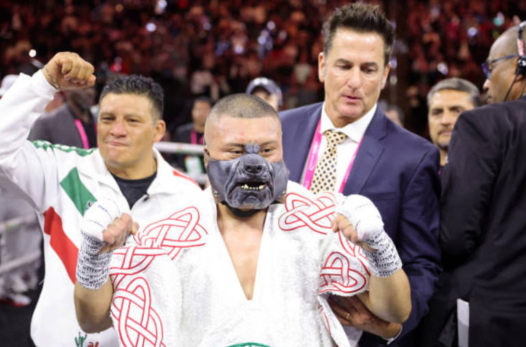 isaac cruz celebrando en el ring