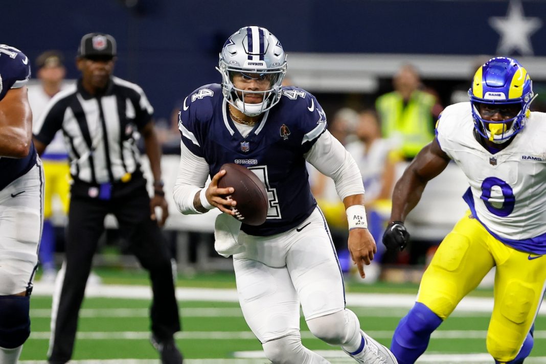 Dak Prescott corriendo con el balon