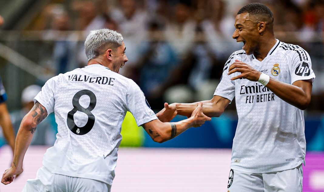 Valverde y Mbappe celebrando en el campo