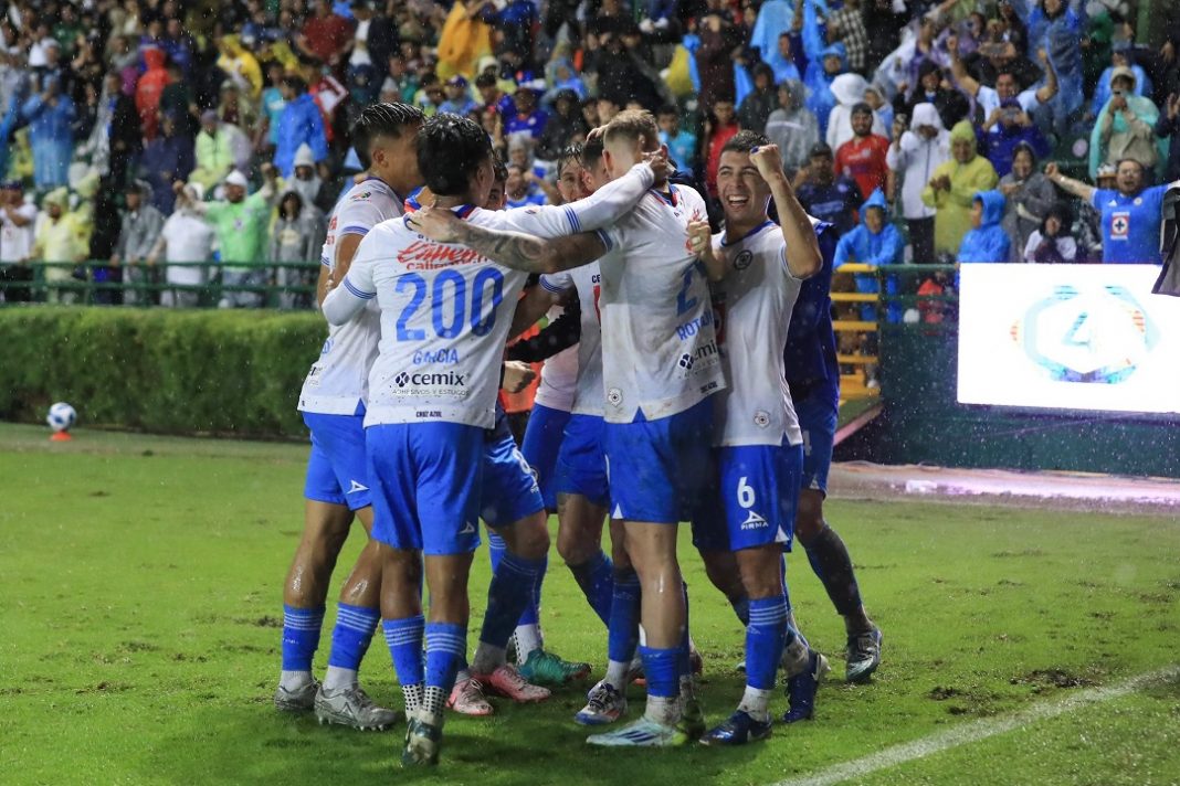 Cruz Azul celebrando una victoria