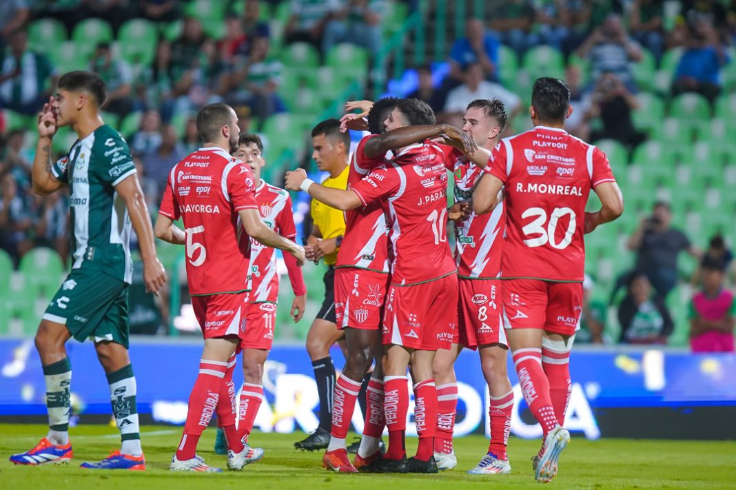 Necaxa celebrando al finalizar un partido