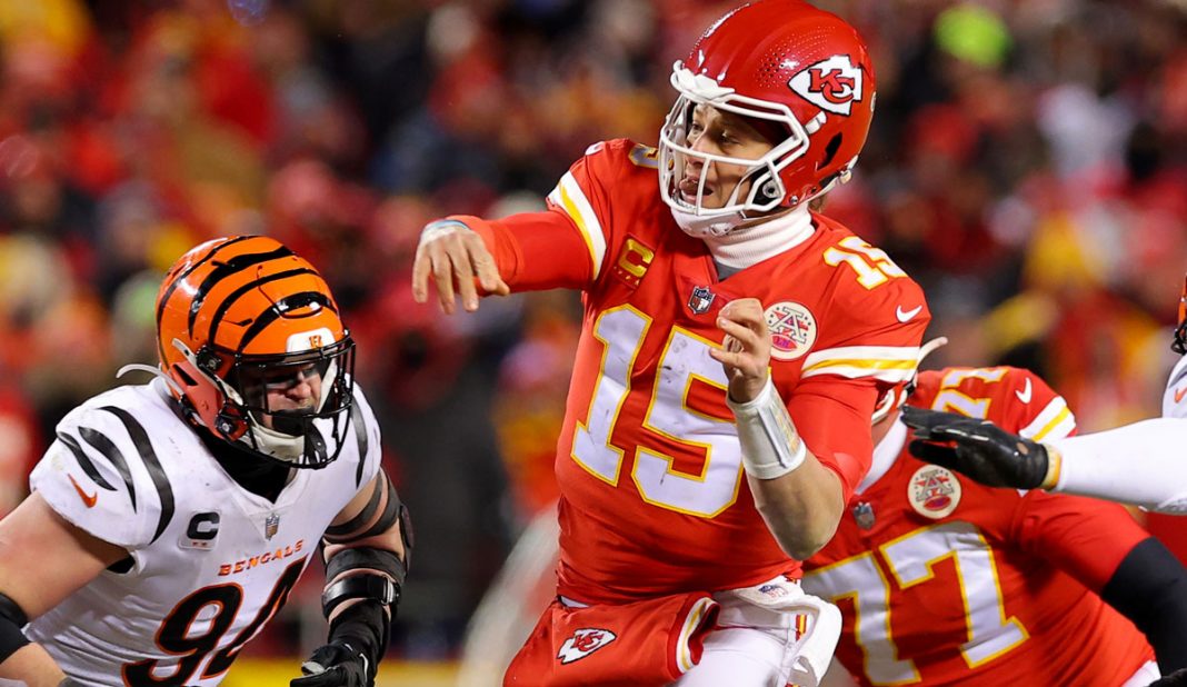 Patrick Mahomes, quarterback do Kansas City Chiefs, lança um passe em jogo contra o Cincinnati Bengals, na NFL.