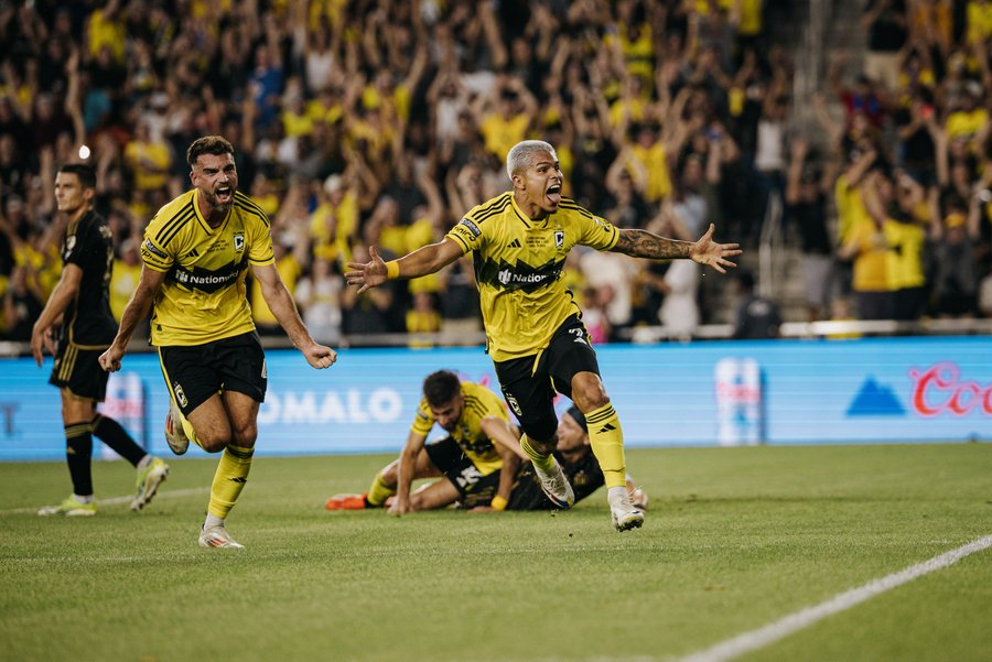 columbus crew celebrando un gol