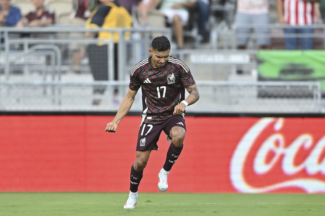 orbelin pineda celebrando un gol